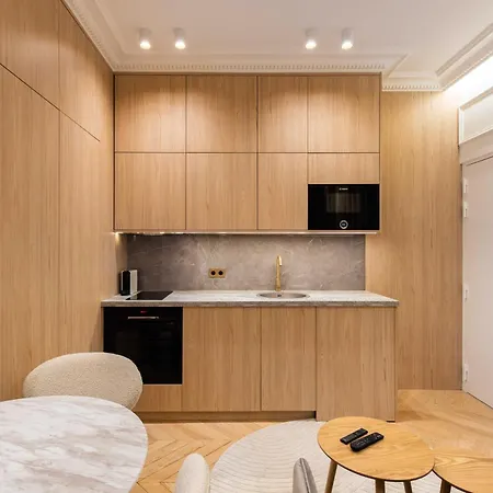 Modern Near Place De La Nation *
