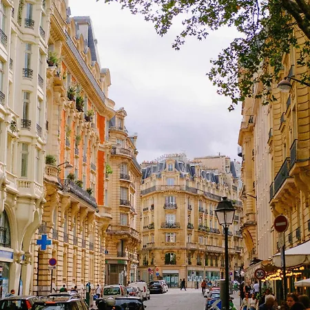Modern Near Place De La Nation